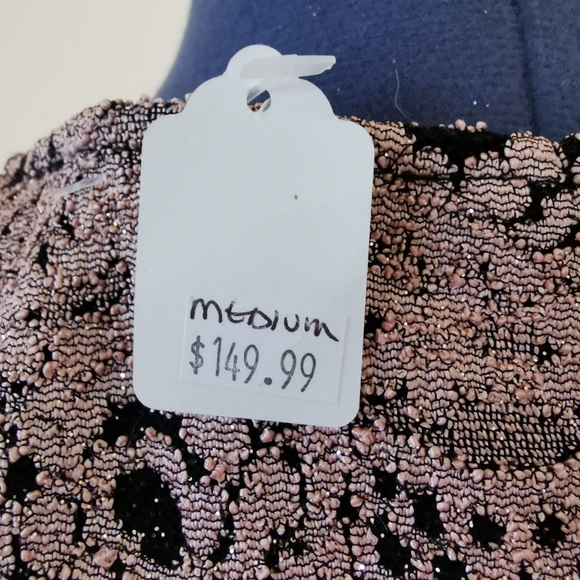 Fitted lace dress - Picture 5 of 8